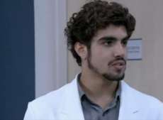 Amor &agrave; Vida - C&eacute;sar e F&eacute;lix v&atilde;o flagrar Patr&iacute;cia e Michel em sala do hospital