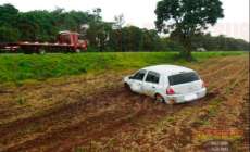 Rio Bonito - Ve&iacute;culo derrapa e sai da pista na PR 158