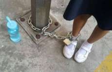 Menina de 8 anos &eacute; acorrentada a poste pela m&atilde;e ap&oacute;s matar aula