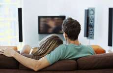 Assistir s&eacute;ries de TV juntos faz bem ao casal