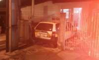 Viatura da Polícia Militar atropela pedestre e invade muro de casa no Paraná