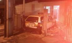 Viatura da Pol&iacute;cia Militar atropela pedestre e invade muro de casa no Paran&aacute;