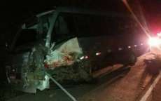 Colis&atilde;o entre carro e &ocirc;nibus causa morte e deixa cinco feridos