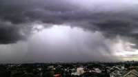 Frente fria traz chuva e até granizo ao Paraná