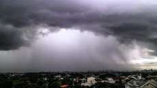 Frente fria traz chuva e at&eacute; granizo ao Paran&aacute;
