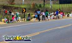 Nova Laranjeiras - Ind&iacute;genas saqueiam nesta segunda dia 23, carga de mais dois caminh&otilde;es que se acidentaram na 277