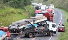 Acidente envolvendo carro e caminh&atilde;o complica tr&acirc;nsito em Curitiba