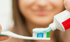 9 erros que voc&ecirc; comete quando escova os dentes. Confira!