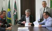 Marquinho - Prefeito Zinho assinou ontem convênio com o Governo do Estado para construção de Calçamentos no município