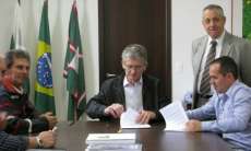 Marquinho - Prefeito Zinho assinou ontem conv&ecirc;nio com o Governo do Estado para constru&ccedil;&atilde;o de Cal&ccedil;amentos no munic&iacute;pio