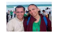 Depois de engravidar namorada, padre anuncia na missa que largar&aacute; batina para se casar
