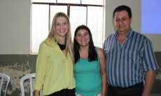 Eliza, Geovana e o prefeito Lineu.