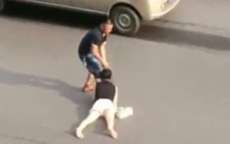 Homem arrasta mulher pelos cabelos. Veja o v&iacute;deo!