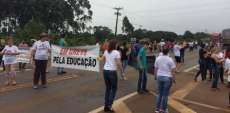 Pela segunda vez BR 277 &eacute; bloqueada por professores da Cantu