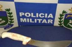 Marido morde esposa que revida com facadas na cabe&ccedil;a