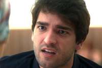 'A Lei do Amor': Tiago perde a paci&ecirc;ncia com Let&iacute;cia e berra com a namorada na frente de todos