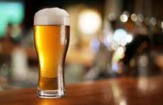 De p&eacute; ou deitada? Veja como guardar a cerveja dentro e fora da geladeira