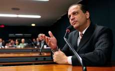Deputado do Paran&aacute; prop&otilde;e corte de 10 bilh&otilde;es no Bolsa Fam&iacute;lia