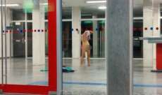 Mulher fica nua dentro de ag&ecirc;ncia banc&aacute;ria no Centro de Curitiba