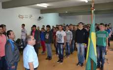 Tr&ecirc;s Barras - Jovens prestam juramento &agrave; bandeira e recebem dispensa