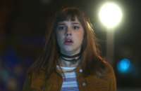 'A Lei do Amor': Motorista misterioso acelera o carro para cima de Isabela