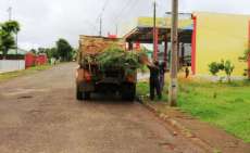 Reserva do Iguaçu - Meio Ambiente trabalha na limpeza e coleta de entulhos em ruas centrais