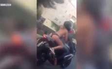 Mulher &eacute; flagrada seminua em garupa de moto. Veja v&iacute;deo!