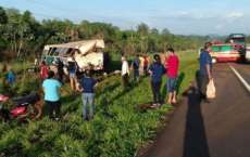Colis&atilde;o entre &ocirc;nibus e caminh&atilde;o deixou um morto e 17 feridos