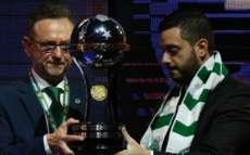 Homenageada, Chape recebe ta&ccedil;a da Sul-Americana e 'divide' com Nacional