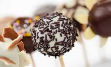 Aprenda a fazer brigadeiro de palito para o Dia das Crian&ccedil;as