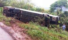 Com forte chuva, &ocirc;nibus com 16 passageiros tomba na BR-163