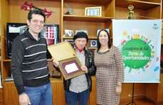 Laranjeiras - Prefeita Sirlene homenageia Índio Aragano por música que ilustra campanha, Terra de Oportunidades