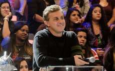 Luciano Huck oferece brasileiras para gringos e revolta f&atilde;s