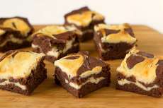 Que tal um delicioso brownie com cream cheese. Aprenda