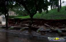 Laranjeiras - Muro de escola sede no centro. Veja o vídeo