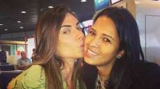 Nicole Bahls troca beijos com ex-BBB Ariadna no aeroporto