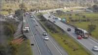 Câmera em rodovia registra capotamento de carro. Veja