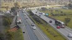 C&acirc;mera em rodovia registra capotamento de carro. Veja