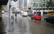 Chuva forte em Curitiba. Crian&ccedil;a desaparece e pode ter sido levada pela enxurrada