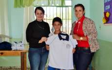 Pinh&atilde;o - Secret&aacute;ria de Assist&ecirc;ncia Social faz entrega de camisas nos projetos da secretaria