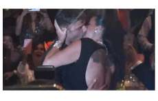 Beijo na boca de Ricky Martin &eacute; leiloado por 180 mil d&oacute;lares