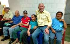 Guarania&ccedil;u - Prefeito e secret&aacute;rio de Sa&uacute;de visitam Lar dos Idosos