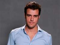 Imp&eacute;rio - Enrico surta ap&oacute;s T&eacute;o publicar foto de beijo entre Cl&aacute;udio e L&eacute;o