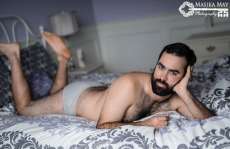 Homem vira sensa&ccedil;&atilde;o na net com ensaio sensual para a namorada. Veja fotos