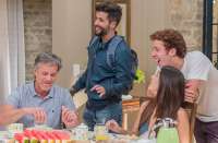 'Sol Nascente': Mario conta para os De Angeli que ele e Alice est&atilde;o juntos