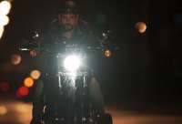 'Sol Nascente': Mario derrapa na estrada e sofre acidente de moto