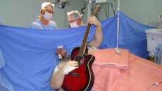 Paciente canta e toca viol&atilde;o durante cirurgia cerebral
