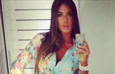 Nicole Bahls posta foto de microssaia e barriga de fora mostrando a boa forma