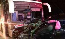 Duas mulheres morrem em colis&atilde;o entre carro e &ocirc;nibus