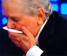 Ex-presidente do S&atilde;o Paulo, Juvenal Juv&ecirc;ncio vomita ao vivo no Fox Sports - Veja o v&iacute;deo